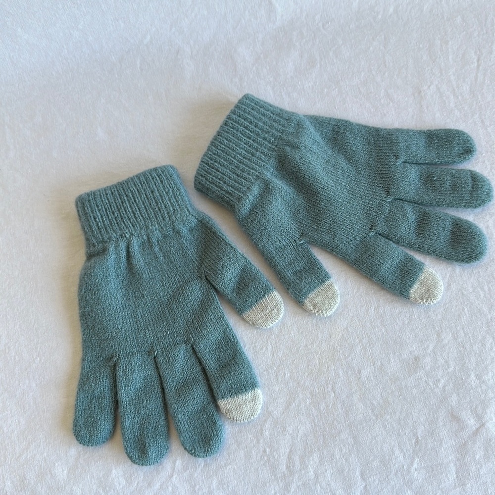 Sea-moss-green gloves for use with electronic devices